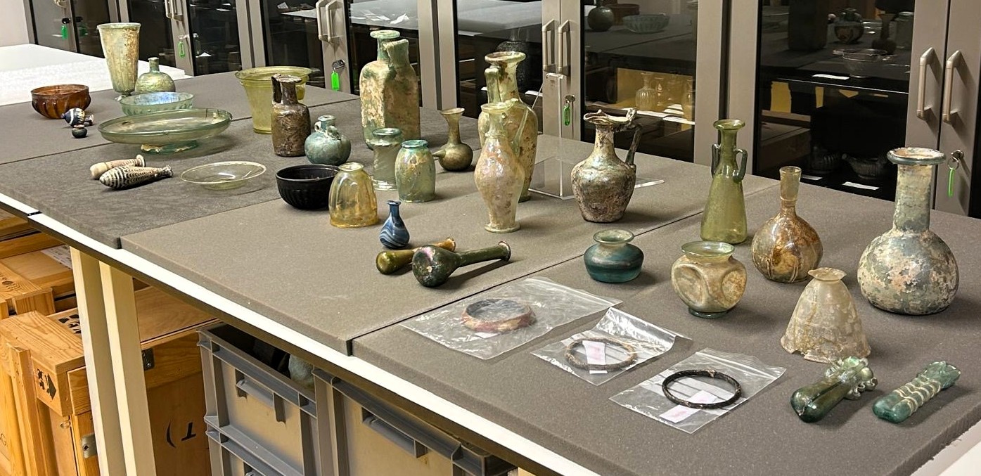 El Museo Arqueológico Nacional restaura 187 vidrios romanos de la Colección Giralt con el apoyo de la Fundación Iberdrola España